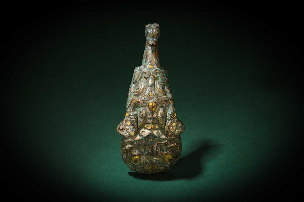 Lot 54 - A CHINESE GOLD- AND SILVER-INLAID BRONZE GARMENT HOOK, DAIGOU