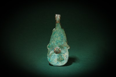 Lot 54 - A CHINESE GOLD- AND SILVER-INLAID BRONZE GARMENT HOOK, DAIGOU