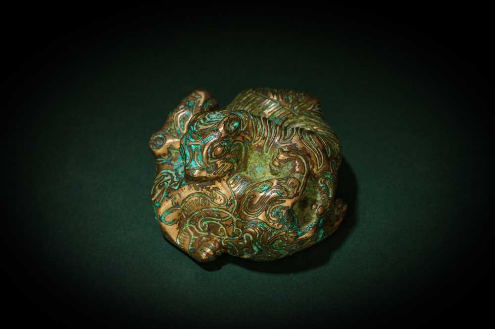 Lot 138 - A CHINESE BRONZE 'TIGER AND BEAR' SCROLL WEIGHT