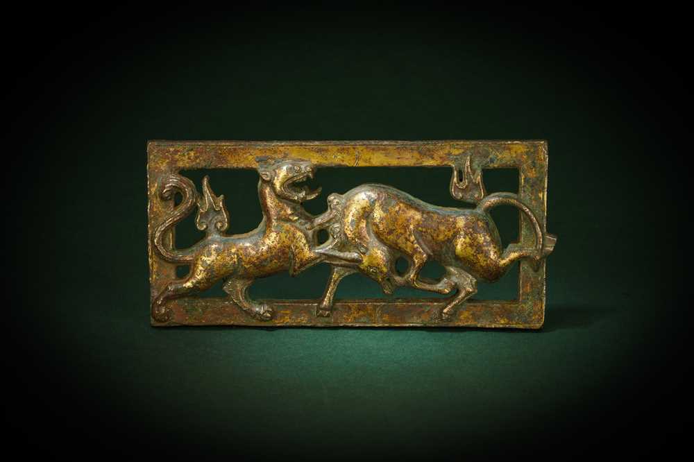 Lot 434 - AN ORDOS GILT-BRONZE 'ANIMAL FIGHT' BELT PLAQUE