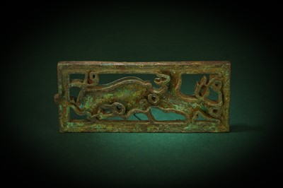 Lot 434 - AN ORDOS GILT-BRONZE 'ANIMAL FIGHT' BELT PLAQUE