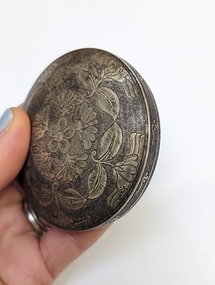 Lot 114 - A CHINESE PARCEL-GILT SILVER 'MANDARIN DUCK' BOX AND COVER