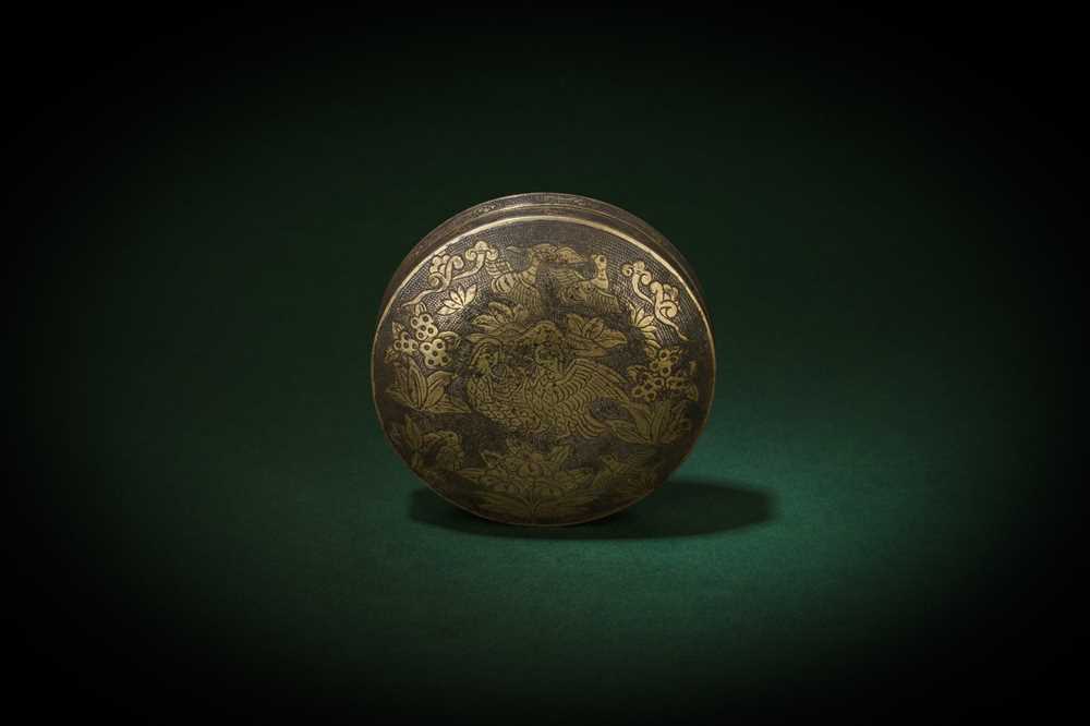 Lot 114 - A CHINESE PARCEL-GILT SILVER 'MANDARIN DUCK' BOX AND COVER