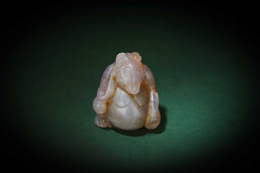 Lot 165 - A CHINESE AGATE CARVING OF A BEAR