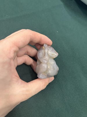 Lot 165 - A CHINESE AGATE CARVING OF A BEAR