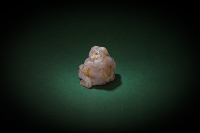 Lot 165 - A CHINESE AGATE CARVING OF A BEAR