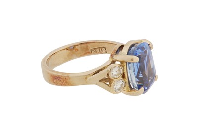 Lot 36 - A SAPPHIRE AND DIAMOND RING
