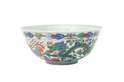 Lot 980 - A CHINESE FAMILLE VERTE 'DRAGON AND PHOENIX' BOWL