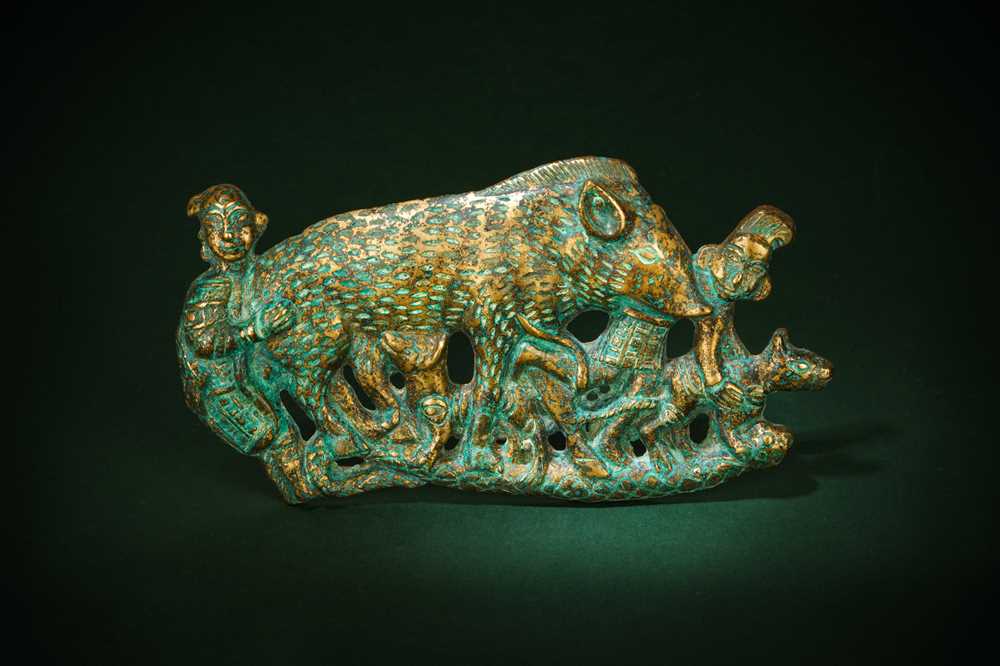 Lot 432 - A CHINESE BRONZE 'BOAR HUNT' PLAQUE