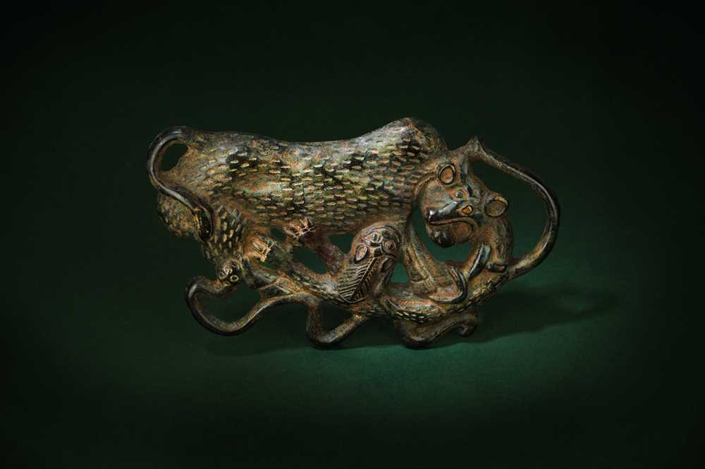 Lot 439 - A CHINESE BRONZE 'ANIMAL COMBAT' PLAQUE