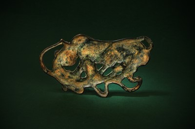 Lot 439 - A CHINESE BRONZE 'ANIMAL COMBAT' PLAQUE