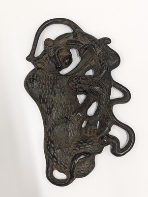 Lot 439 - A CHINESE BRONZE 'ANIMAL COMBAT' PLAQUE