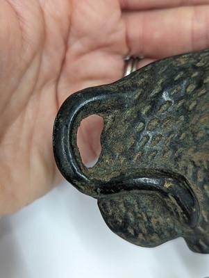 Lot 439 - A CHINESE BRONZE 'ANIMAL COMBAT' PLAQUE