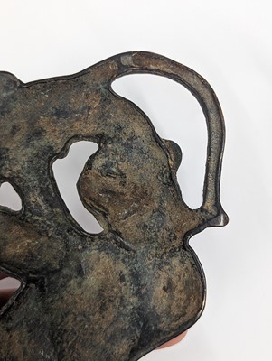 Lot 439 - A CHINESE BRONZE 'ANIMAL COMBAT' PLAQUE