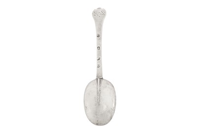 Lot 469 - A William and Mary sterling silver spoon, London 1690 by William Mathew (free 1682)