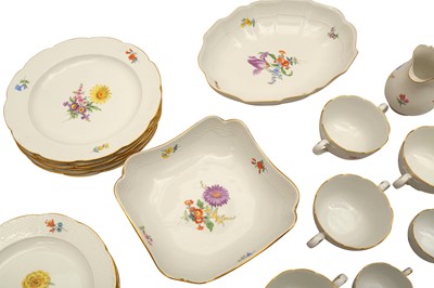 Lot 244 - A MEISSEN 'MEISSEN FLOWER' PATTERN SET