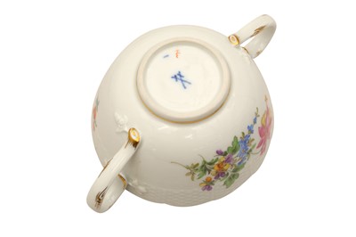 Lot 244 - A MEISSEN 'MEISSEN FLOWER' PATTERN SET