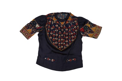 Lot 240 - AN EMBROIDERED BLUE SILK TUNIC