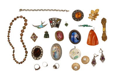 Lot 102 - A GROUP OF SILVER AND COSTUME JEWELLERY