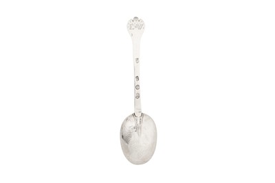 Lot 474 - A Charles II sterling silver ‘lace back’ spoon, London 1683 by Edward Hulse (free 1680)