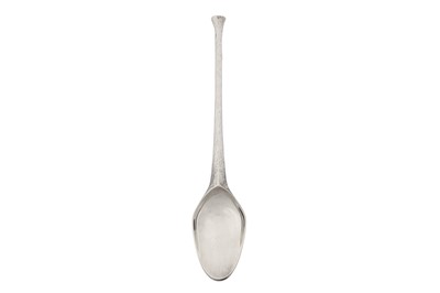 Lot 262 - An Elizabeth II modernist sterling silver spoon, London 1970 by Stuart Devlin (1931-2018)