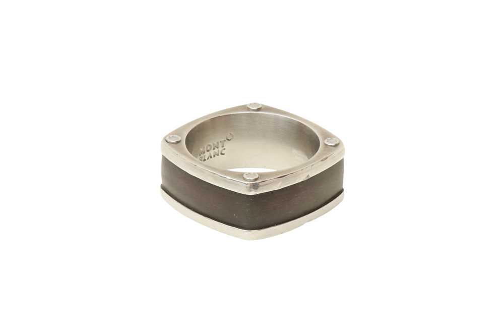 Lot 72 - Mont Blanc Men's Contemporary Square Ring - Size S