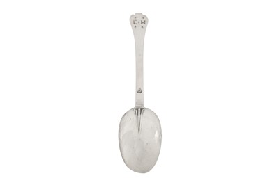 Lot 467 - A William III sterling silver spoon, London 1695 by William Scarlett