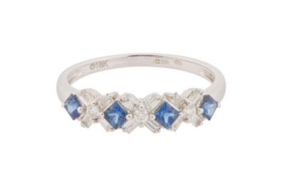 Lot 164 - A DIAMOND AND SAPPHIRE RING