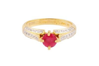 Lot 71 - A RUBY AND DIAMOND RING