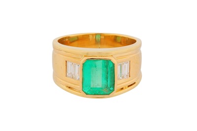 Lot 101 - AN EMERALD AND DIAMOND RING