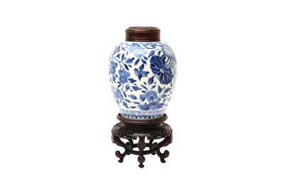 Lot 533 - A CHINESE BLUE AND WHITE JAR