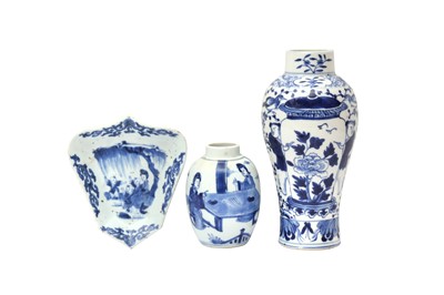 Lot 70 - THREE PIECES OF CHINESE BLUE AND WHITE PORCELAIN
