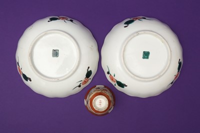 Lot 985 - A PAIR OF JAPANESE KUTANI LOBED 'SHISHI' DISHES