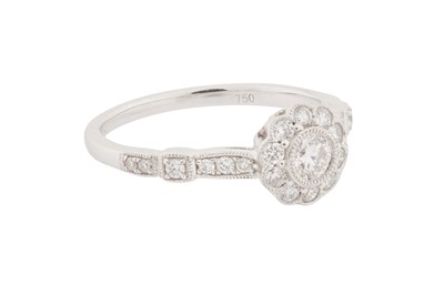 Lot 32 - A DIAMOND CLUSTER RING