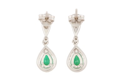 Lot 92 - A PAIR OF EMERALD AND DIAMOND PENDENT EARRINGS