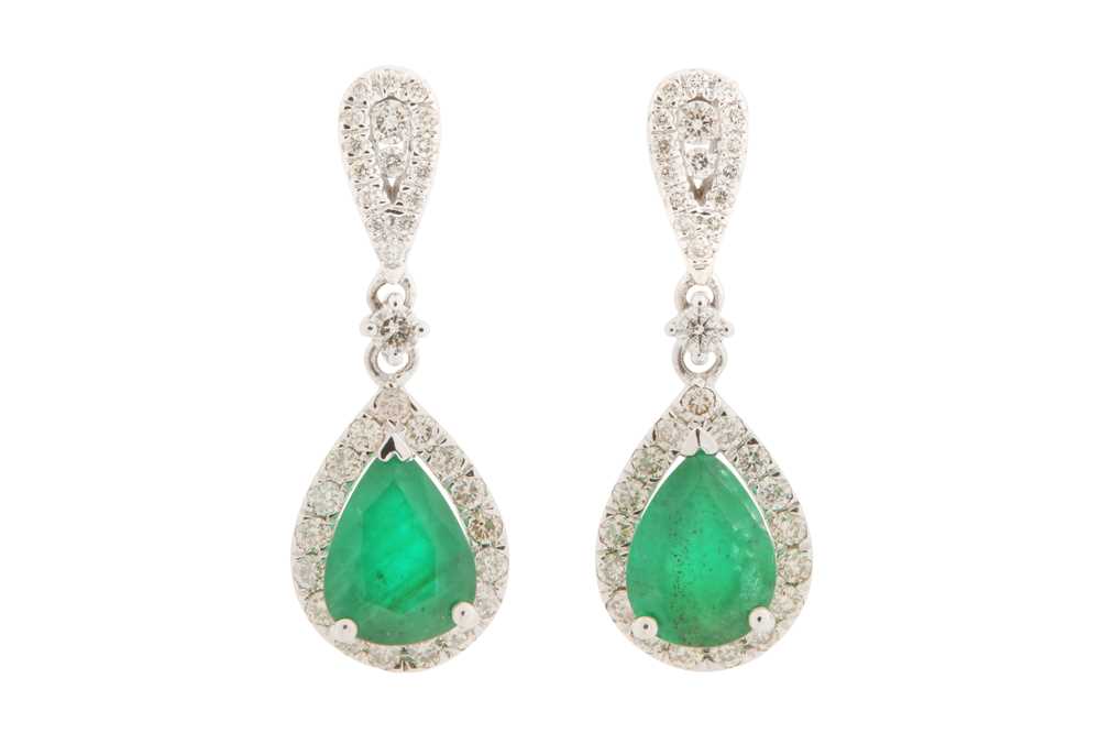 Lot 92 - A PAIR OF EMERALD AND DIAMOND PENDENT EARRINGS