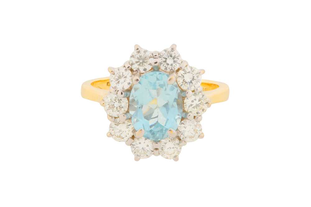 Lot 205 - AN AQUAMARINE AND DIAMOND CLUSTER RING