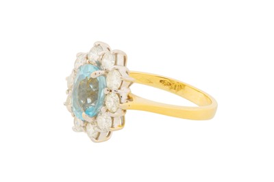 Lot 205 - AN AQUAMARINE AND DIAMOND CLUSTER RING