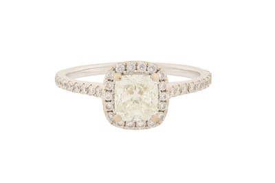 Lot 117 - A DIAMOND CLUSTER RING