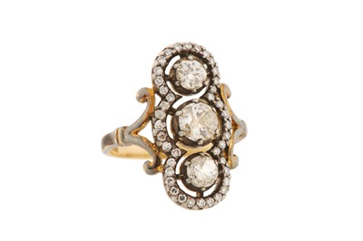 Lot 41 - A DIAMOND CLUSTER RING