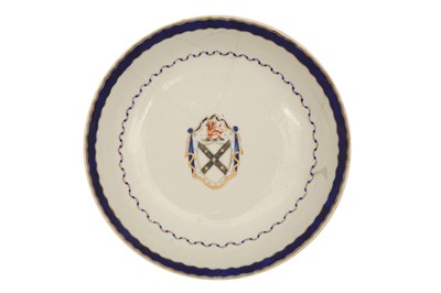 Lot 261 - A CHINESE EXPORT ARMORIAL DISH