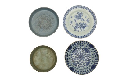 Lot 259 - TWO CHINESE DISHES AND TWO BASINS