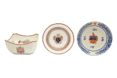 Lot 265 - A CHINESE ARMORIAL BOWL AND TWO DISHES, 20TH CENTURY
