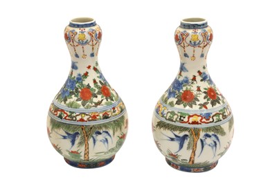 Lot 267 - A PAIR OF CHINESE WUCAI 'BIRDS' VASES, 20TH CENTURY