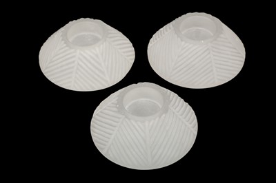 Lot 175 - A SET OF THREE ANGELA JARMAN CONTEMPORARY FROSTED GLASS TEA LIGHT HOLDERS