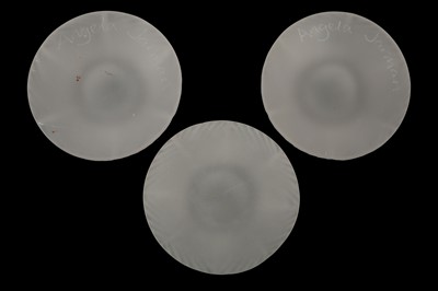 Lot 175 - A SET OF THREE ANGELA JARMAN CONTEMPORARY FROSTED GLASS TEA LIGHT HOLDERS