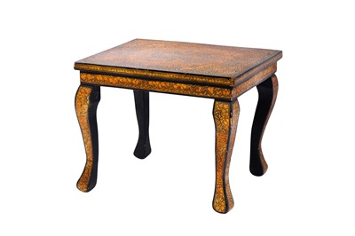 Lot 232 - A GILT AND LACQUERED WOODEN LOW SIDE TABLE