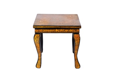 Lot 232 - A GILT AND LACQUERED WOODEN LOW SIDE TABLE