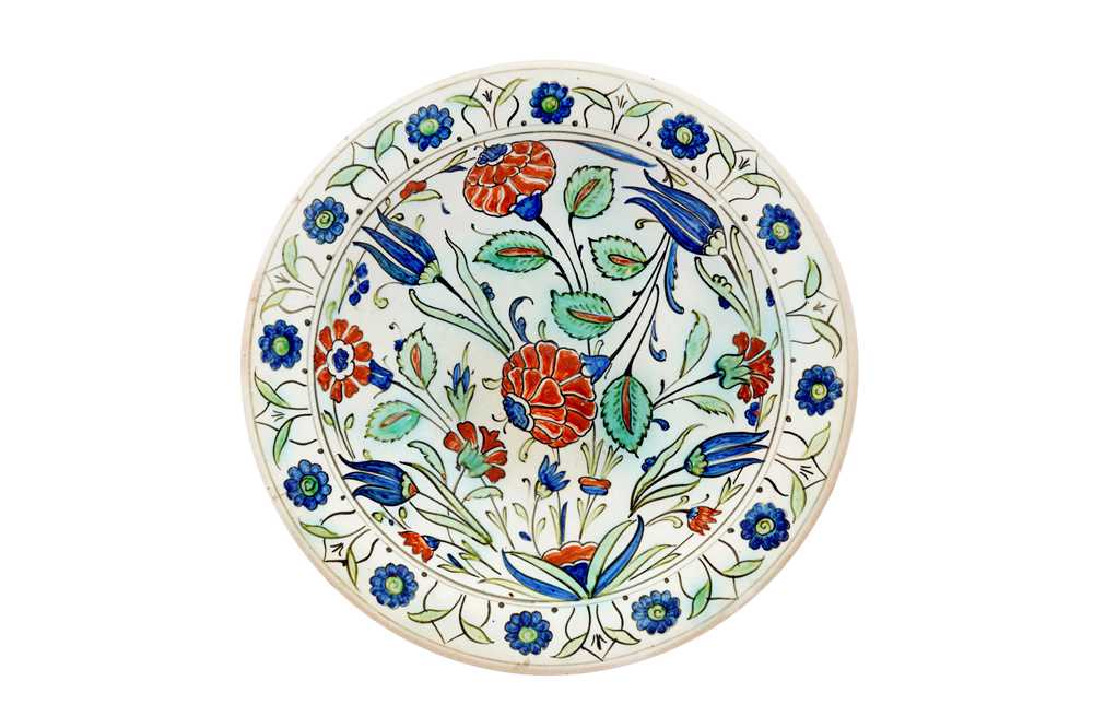 Lot 403 - A SMALL IZNIK-STYLE CANTAGALLI POTTERY DISH