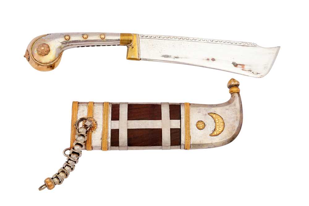 Lot 218 - λ A COMMEMORATIVE SILVER AND GOLD-MOUNTED PICHANGATTI DAGGER AND ITS SHEATH